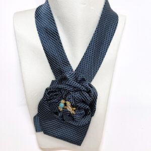 Krawattencollier blau mit Brosche